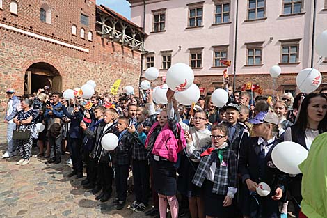 Flame of Peace welcomed in Mir Castle 