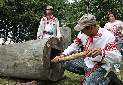 Пчеловод-бортник Кондрат Лупина во время проведения мастер-класса по изготовлению борти