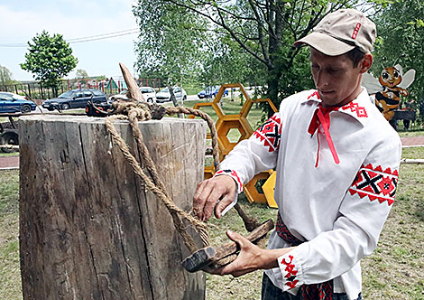 Пчеловод-бортник Кондрат Лупина во время проведения мастер-класса по изготовлению борти