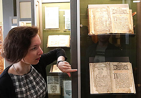 Научный сотрудник музея Ирина Юдина и Евангелие, изданное в Вильно в 1600 г.