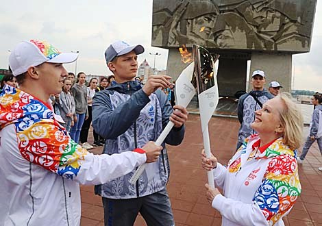 Олимпийский чемпион по прыжкам на батуте в Рио-де-Жанейро Владислав Гончаров и народная артистка Беларуси Светлана Окружная