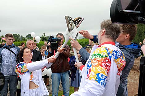 Yekaterina Ivanchikova hands the torch over to artist Viktor Olshevsky