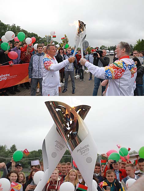 Artist Viktor Alshevsky passes the relay over to coach Vladimir Shantarovich