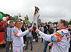 Artist Viktor Alshevsky passes the relay over to coach Vladimir Shantarovich