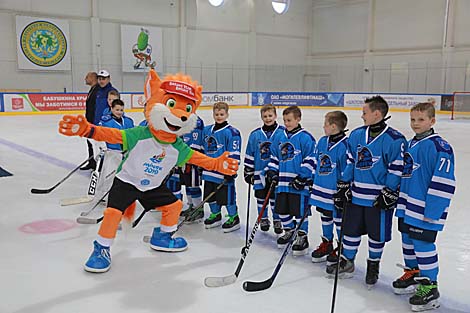 Lesik the Fox and young hockey players from Shklov