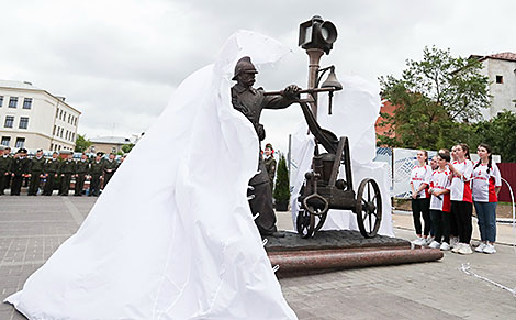 Firefighter sculpture unveiled in Minsk