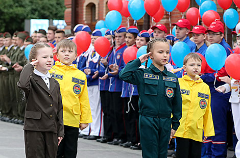 Firefighter sculpture unveiled in Minsk