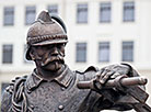 Скульптура пажарнага каля музея МНС у Мінску