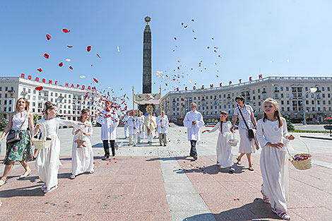 Каталіцкая працэсія Божага Цела прайшла па вуліцах Мінска