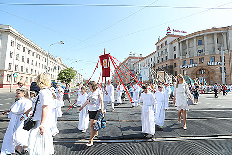 Каталіцкая працэсія Божага Цела прайшла па вуліцах Мінска