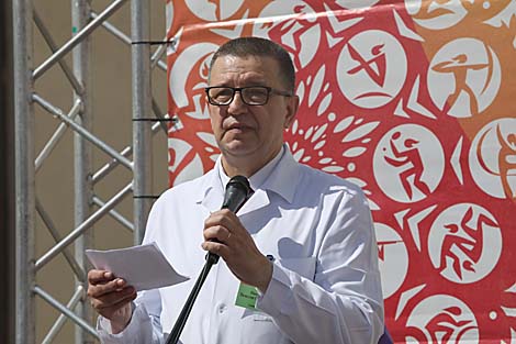 Chief physician of the Gomel Oblast children’s clinical hospital Vyacheslav Izhakovsky welcomes the torchbearers