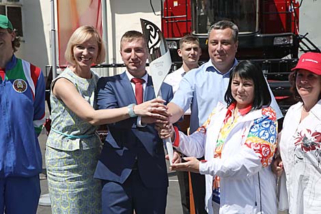 Gomselmash welcomes the Flame of Peace torch relay