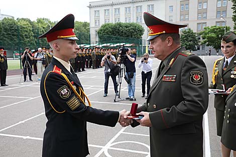 Министр обороны Андрей Равков поздравляет выпускника