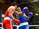 Боксер из Болгарии Петр Белберов (в синей форме) и  Махаммад Абдулаев из Азербайджана (в красной форме)