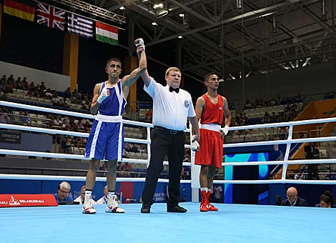来自比利时的拳击手瓦西里·乌特苏罗伊（蓝色制服）击败匈牙利人克索克·南多尔