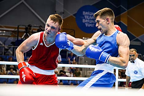В синей форме боксер из Норвегии Миндаугас Гедеминос и в красной форме боксер из Литвы Витаутас Балсис