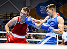 穿蓝色制服的挪威拳击手明道加斯·格杰明诺斯和穿红色制服的立陶宛拳击手维陶塔斯·巴尔希斯