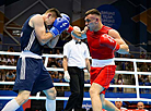 穿蓝色制服的阿尔巴尼亚拳击手阿里昂·凯奥什与穿红色制服的白罗斯拳击手瓦季姆·潘科夫