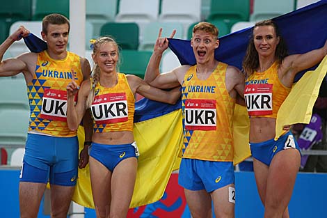 乌克兰人安娜•雷日科娃，塔齐扬娜•梅利尼克，阿列克谢•波兹尼亚科夫和丹尼尔•丹尼连科获得了4х400 米混合接力赛冠军