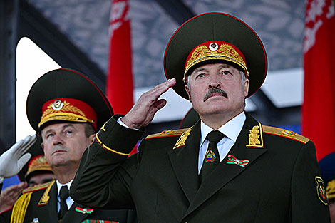 Аляксандр Лукашэнка на парадзе ў азнаменаванне Дня Незалежнасці