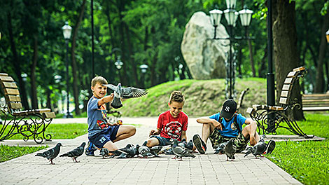 Дети кормят голубей в Городском саду г.Бреста 