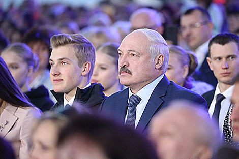 Александр Лукашенко и младшим сыном Николаем на празднике 