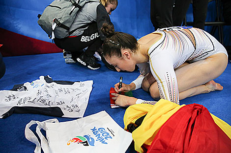 Чемпионка по спортивной гимнастике Нина Дерваэль (Бельгия) раздаёт автографы 