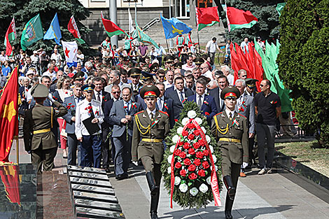 Церемония возложения цветов и венков к братской могиле советских воинов и подпольщиков в Гомеле