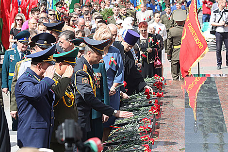 Церемония возложения цветов и венков к братской могиле советских воинов и подпольщиков в Гомеле