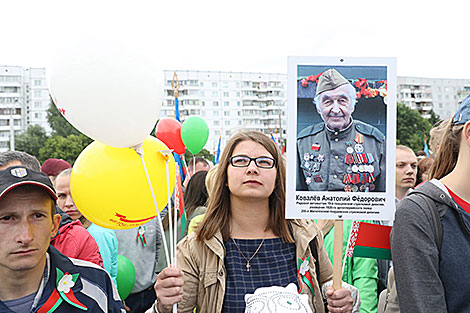 У памятного знака 