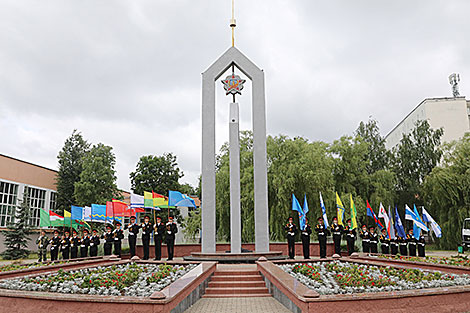 Церемония поднятия Государственного флага Беларуси у памятного знака 