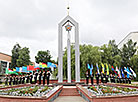 Церемония поднятия Государственного флага Беларуси у памятного знака "Орден Победы"