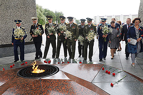 Церемония возложения цветов и венков к мемориальному комплексу в честь советских воинов, партизан и подпольщиков Витебщины