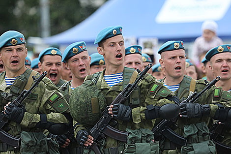 Шествие воинских частей Витебского гарнизона