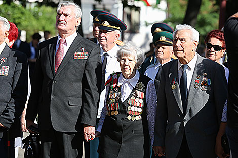Во время церемонии возложения цветов у памятника 