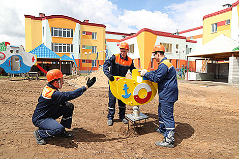 Студотрядовцы трудятся на строительстве детского сада в Островце