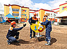 Студотрядовцы трудятся на строительстве детского сада в Островце