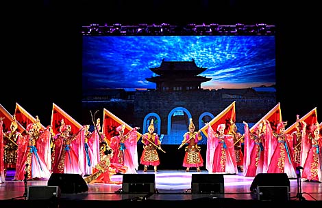 马戏表演“丝绸之路的彩虹”来自中国的杂技演员在“斯拉夫集市”上表演