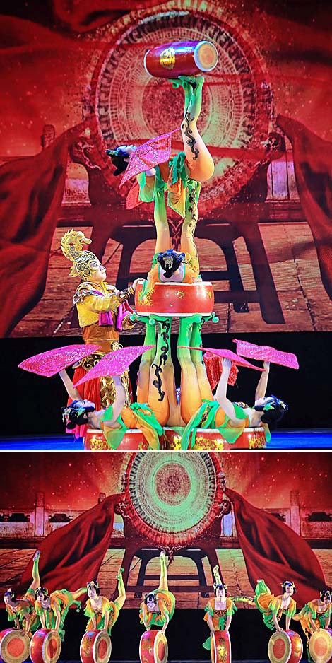马戏表演“丝绸之路的彩虹”来自中国的杂技演员在“斯拉夫集市”上表演