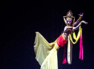 马戏表演“丝绸之路的彩虹”来自中国的杂技演员在“斯拉夫集市”上表演