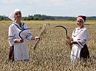Алла Галина и Алла Шулья на полях ОАО "Березовый край" (Браславский район)
