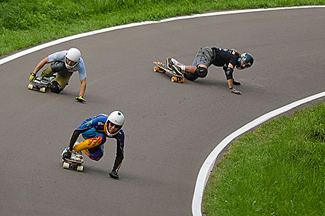 Downhill longboarding competition in Raubichi