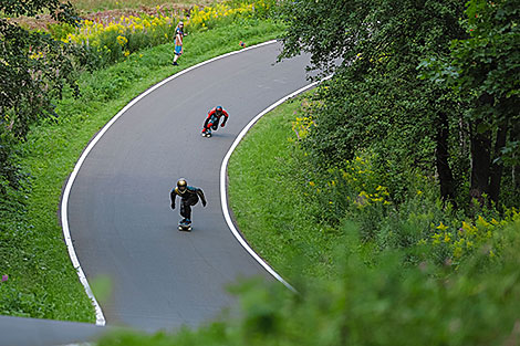 Downhill longboarding competition in Raubichi