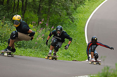 Downhill longboarding competition in Raubichi