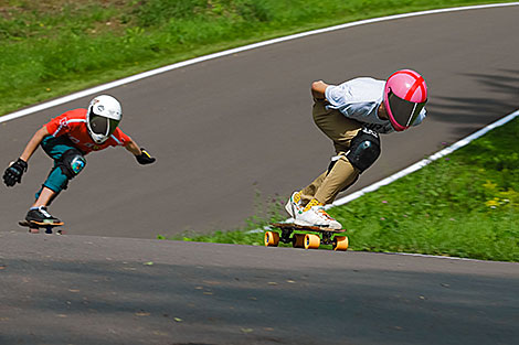 Downhill longboarding competition in Raubichi