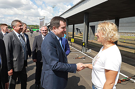 Председатель наблюдательного совета Белорусской федерации биатлона Валерий Вакульчик и биатлонистка Ольга Зайцева