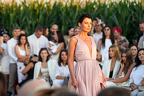 Belarusian designers stage fashion show in corn field