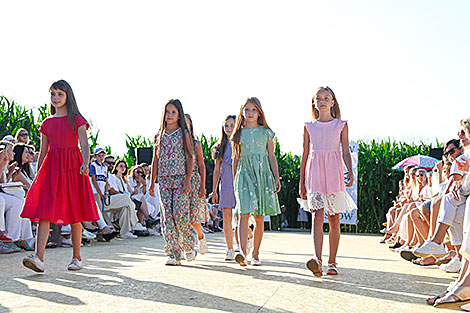 Belarusian designers stage fashion show in corn field