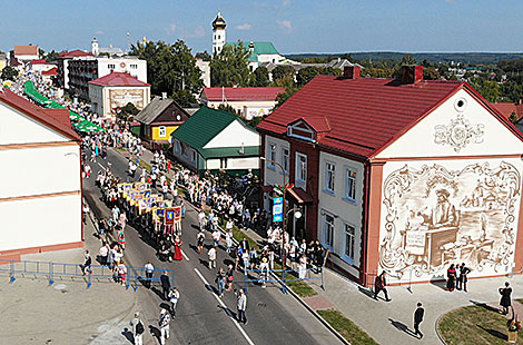 Тэатралізаванае шэсце ўдзельнікаў свята