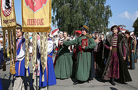 Тэатралізаванае шэсце ўдзельнікаў свята